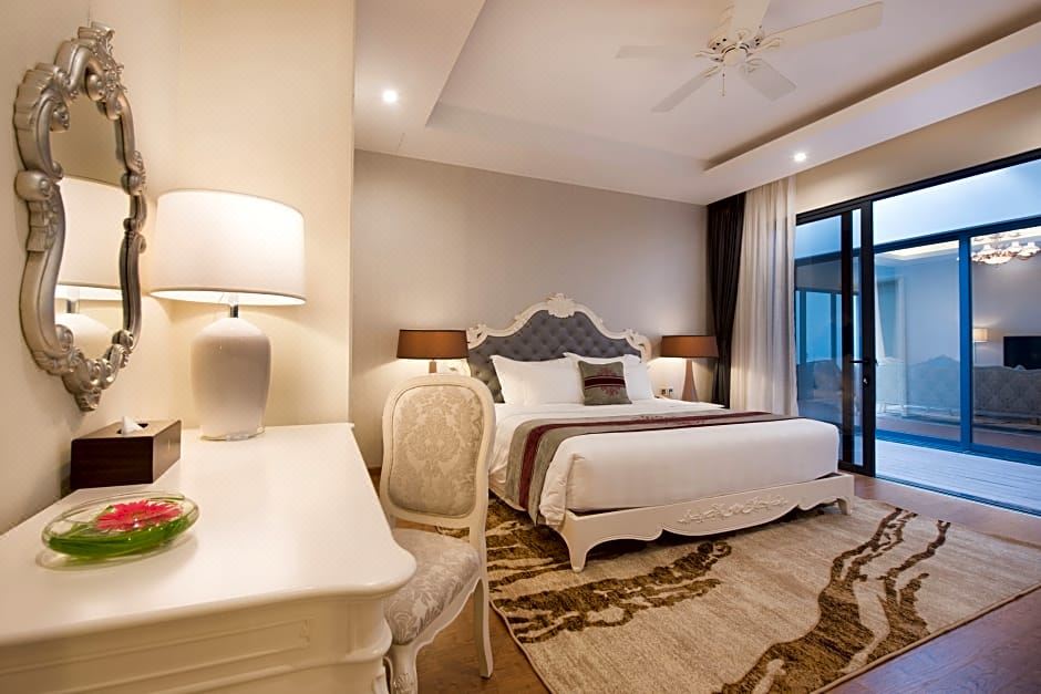 Phòng ngủ tiêu chuẩn khách sạn 5 sao: Với đầy đủ tiện nghi, sử dụng nội thất cao cấp và các trang thiết bị hiện đại, phòng ngủ khách sạn 5 sao đáp ứng tối đa nhu cầu của du khách về chất lượng. Được thiết kế một cách tỉ mỉ, khách hàng sẽ có cảm giác thoải mái và yên tâm trong kỳ nghỉ của mình.